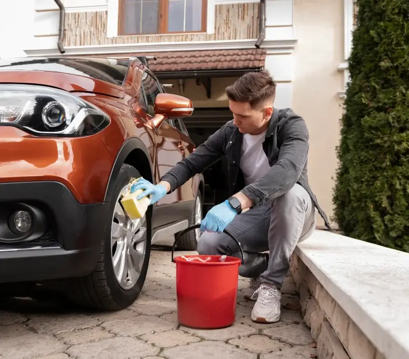 Lavage auto à domicile Périers-sur-le-Dan : professionnel intervenant sur un véhicule